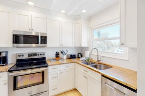 Fridge, microwave, oven, stovetop - Serene coastal condo with easy beach access, water views, pool, WiFi & porch (Holmes Beach)