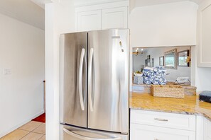 Fridge, microwave, oven, stovetop - Serene coastal condo with easy beach access, water views, pool, WiFi & porch (Holmes Beach)