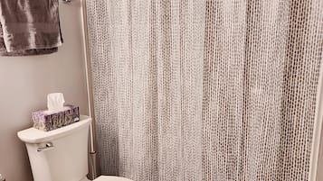 Ducha y bañera combinadas, secador de pelo, toallas y jabón