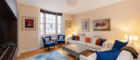 Smart-tv, boeken, een muziekbibliotheek en een printer