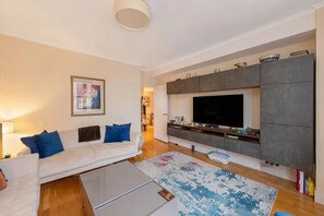 Smart TV, livros, biblioteca musical, impressoras