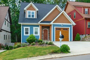 Exterior - Charming home with screened porch, private yard, fireplace, & fast WiFi (Black Mountain)
