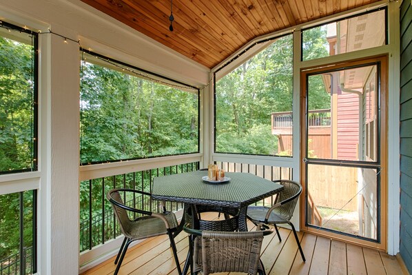 Outdoor dining - Charming home with screened porch, private yard, fireplace, & fast WiFi (Black Mountain)