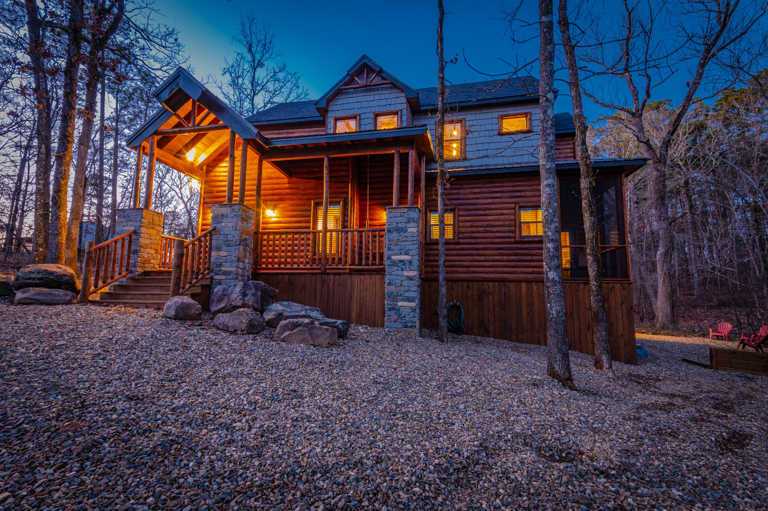 \"Wilderness Edge\" Luxe Cabin, Hot Tub, Convenient Location