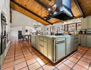Fridge, microwave, oven, stovetop - Breathtaking Views of National Park (10 minutes from Sequoia!) (Three Rivers)