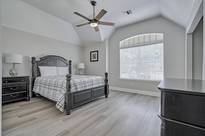 4 bedrooms, desk, iron/ironing board, free WiFi