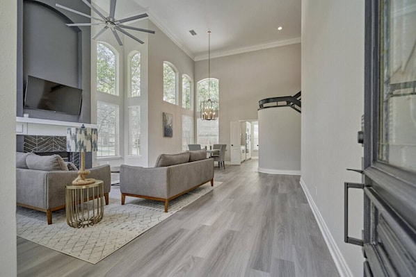 Smart TV, fireplace