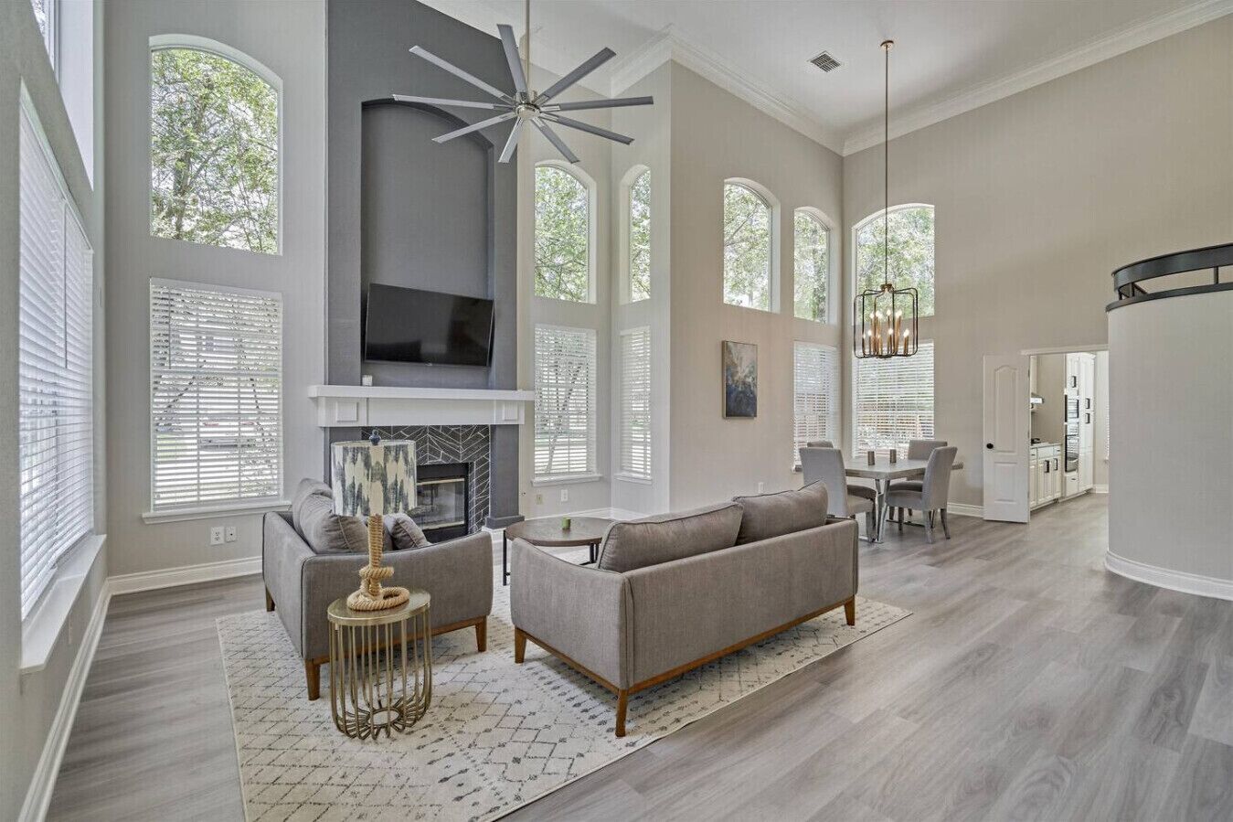 Smart TV, fireplace
