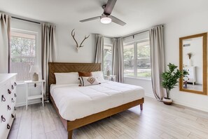 4 soverom, skrivebord, strykejern/-brett og reiseseng for barn