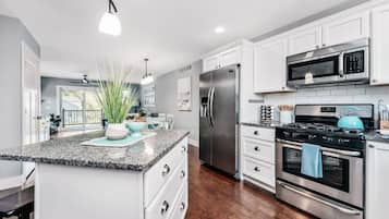 Een koelkast, een magnetron, een oven, een kookplaat