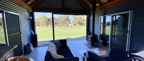 Smart-TV, Kamin, Stereoanlage