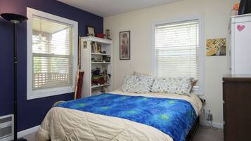 2 bedrooms, desk, WiFi, bed sheets