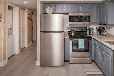 Spectacular Midtown Condo. Foozball! Linens Provided!!