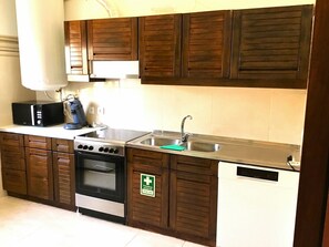 Kühlschrank, Mikrowelle, Geschirrspüler, Toaster