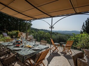 Outdoor dining - Stylish villa with air conditioning (Callian)