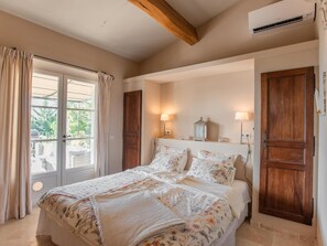 3 bedrooms, iron/ironing board, Internet - Stylish villa with air conditioning (Callian)