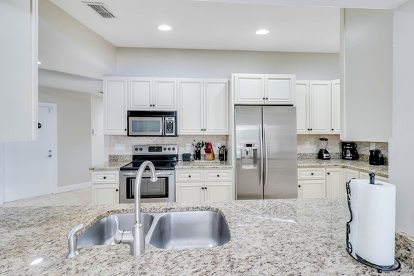 Frigorifero, microonde, forno, piano cottura