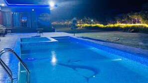 Inomhuspool och utomhuspool