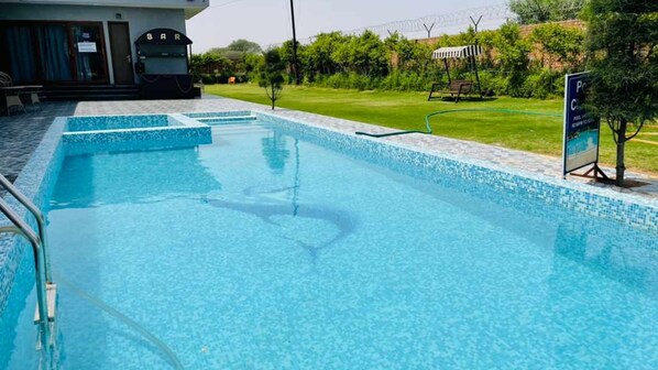 Inomhuspool och utomhuspool