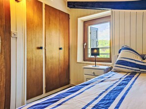 4 bedrooms, desk, Internet