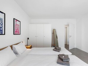 1 bedroom, desk, WiFi