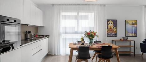 冷蔵庫、オーブン、食器洗い機、トースター