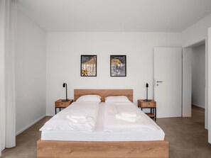 2 bedrooms, desk, iron/ironing board, WiFi