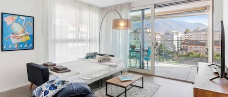 1 bedroom, desk, free internet