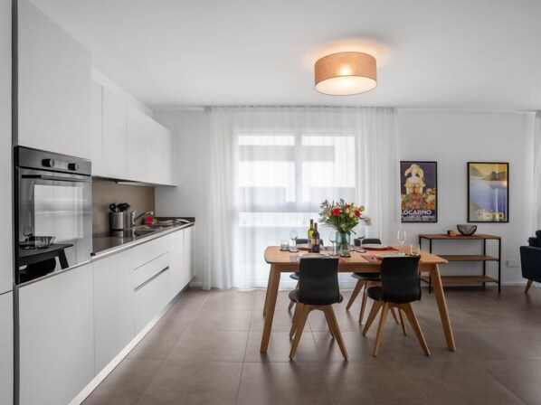 Kylskåp, ugn, diskmaskin och brödrost