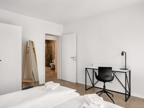 2 bedrooms, desk, internet