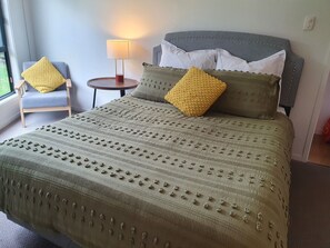 3 bedrooms, iron/ironing board, travel crib, WiFi - Altai Yurt (unique 12 sided yurt) (Ballandean)