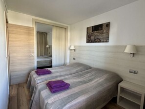 1 bedroom, bed sheets
