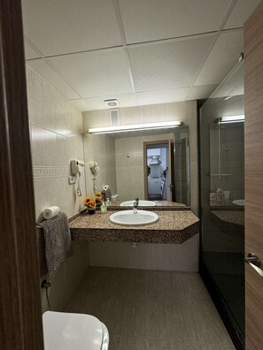 Douche, serviettes fournies