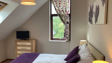 3 bedrooms, travel cot, free WiFi, bed sheets