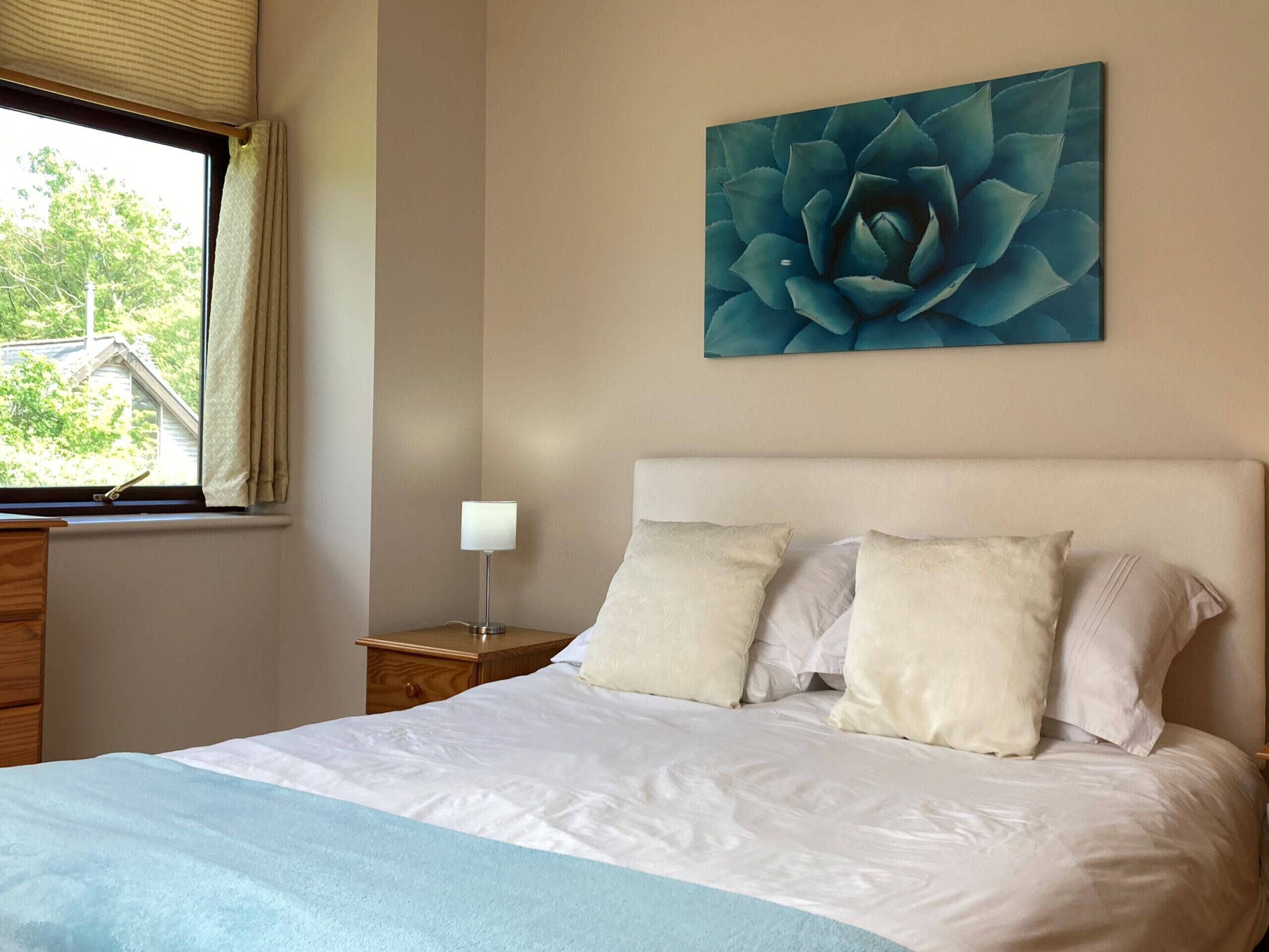 3 slaapkamers, een strijkplank/strijkijzer, reisbedje, gratis wifi