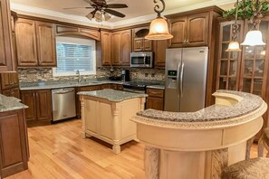 冰箱、微波炉、烤箱、炉灶