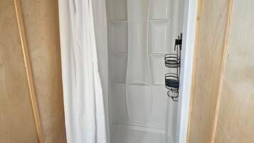 Baignoire, serviettes fournies, savon, papier toilette