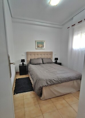 1 dormitori, planxa i posts de planxar, wifi i roba de llit 