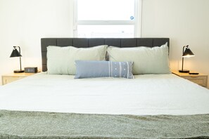 5 habitaciones, escritorio y tabla de planchar con plancha 