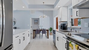 冷蔵庫、電子レンジ、オーブン、コンロ