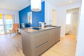 Een koelkast, een microgolfoven, een oven, een vaatwasser