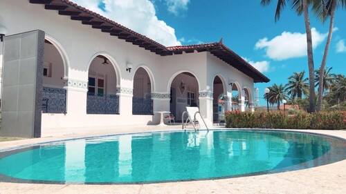 Your family vacation paradise with pool, palm trees and garden