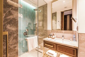 Articles de toilette gratuits, sèche-cheveux, peignoirs, chaussons
