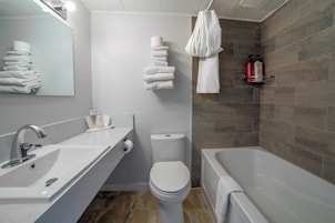 Combined shower/tub, hair dryer, towels