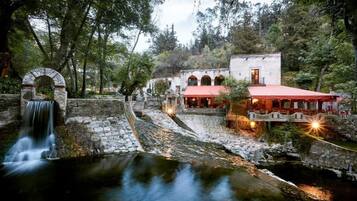 Vista frontal de la propiedad