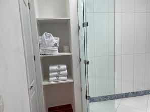 传统客房, 1 间卧室 | 浴室 | 淋浴设施、大花洒淋浴喷头、毛巾