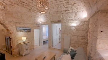 Fernseher, Kamin, Stereoanlage