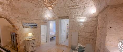 Télévision, cheminée, chaîne hi-fi