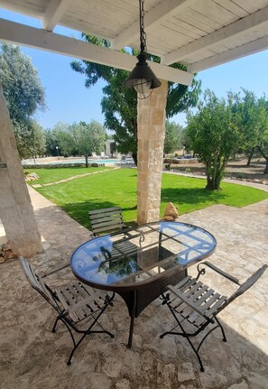 Outdoor dining - Pool, Villa Boschetto della Pace, 4 bedrooms, Air Condition, Ostuni 5 km (Ostuni)