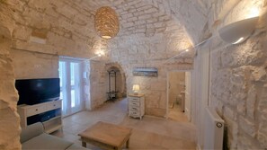 TV, fireplace, stereo - Pool, Villa Boschetto della Pace, 4 bedrooms, Air Condition, Ostuni 5 km (Ostuni)